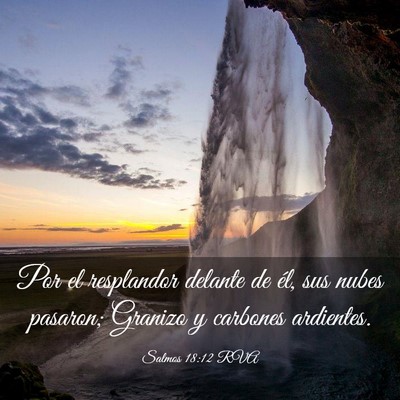 Picture 03 - Salmos 18:12 RVA - Por el resplandor delante de él, sus nubes - Bible Verse Picture